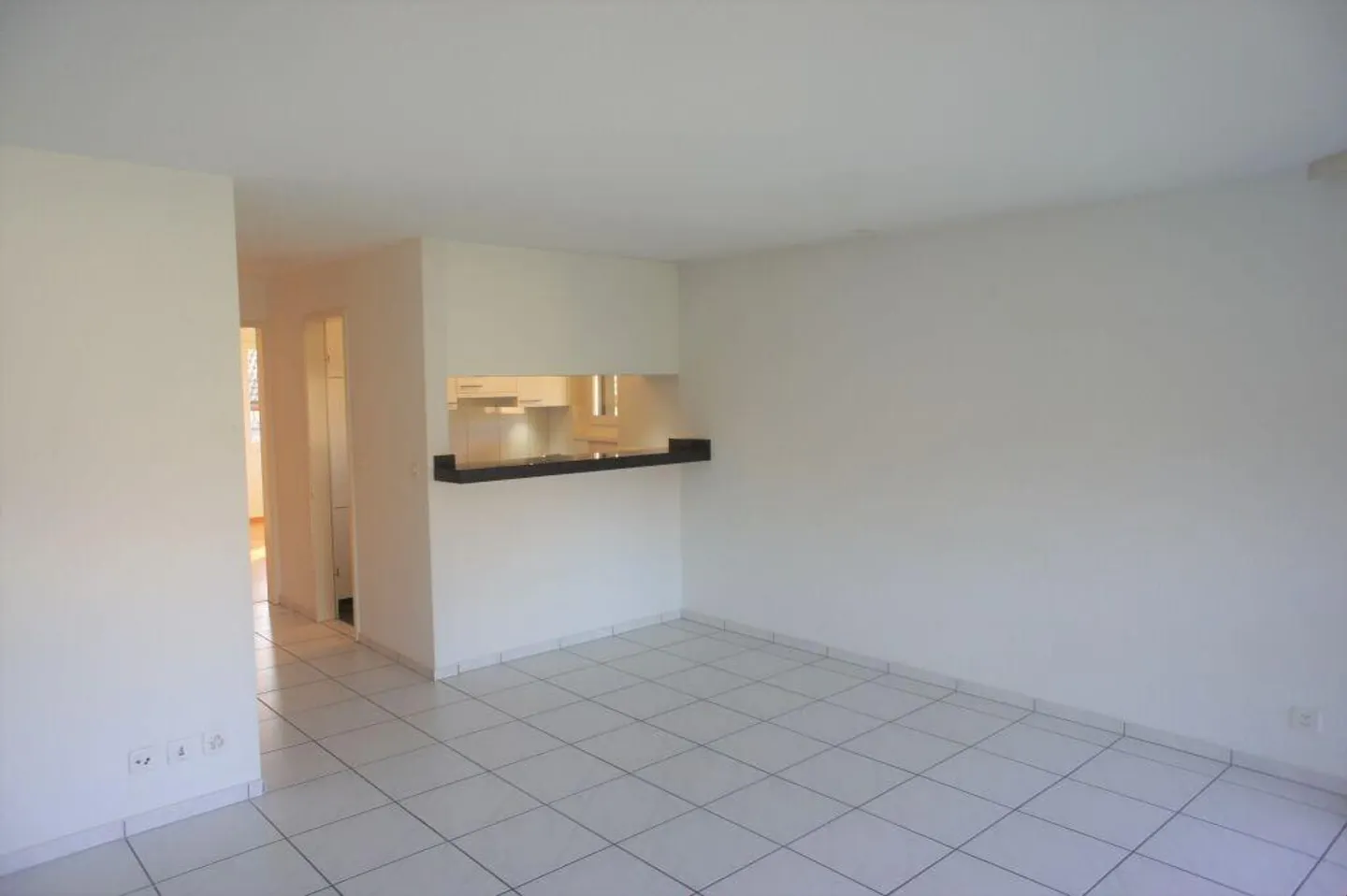 Modernes Apartment mit grünem Balkon - Foto 3 von 12