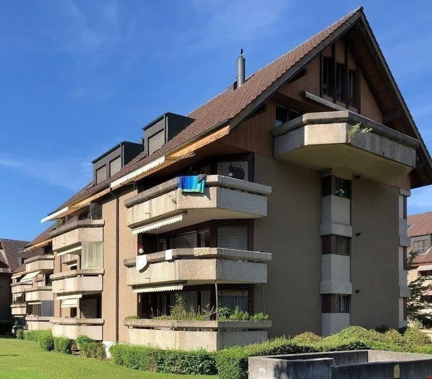 Modernes Apartment mit grünem Balkon - Foto 1 von 12