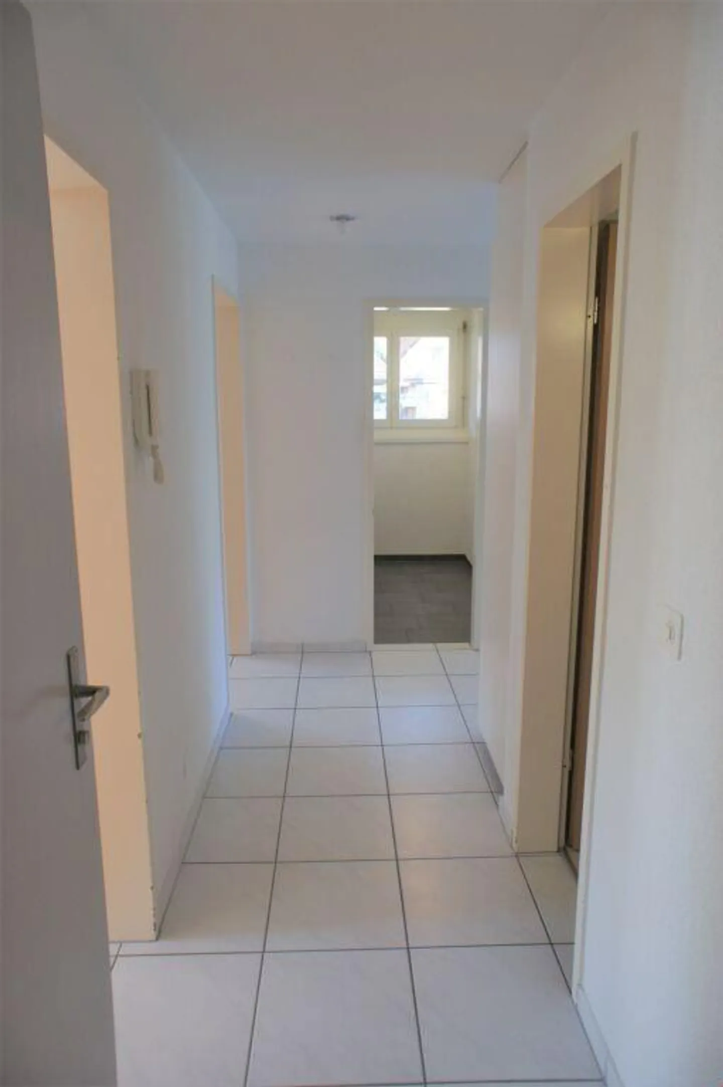 Modernes Apartment mit grünem Balkon - Foto 7 von 12