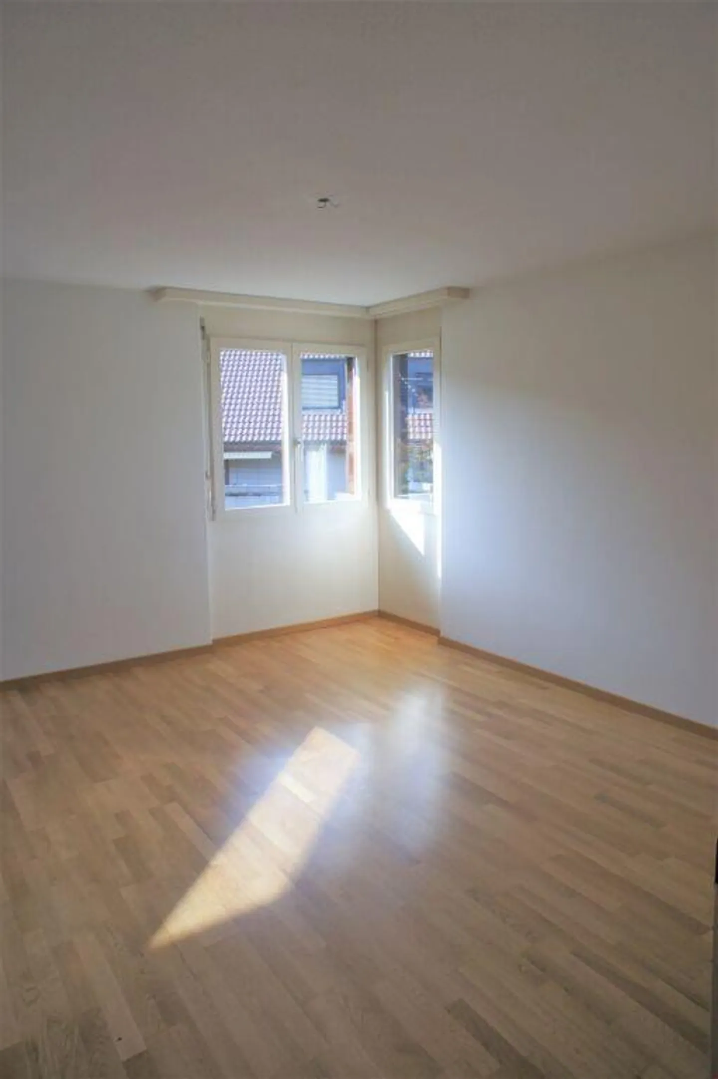 Modernes Apartment mit grünem Balkon - Foto 9 von 12
