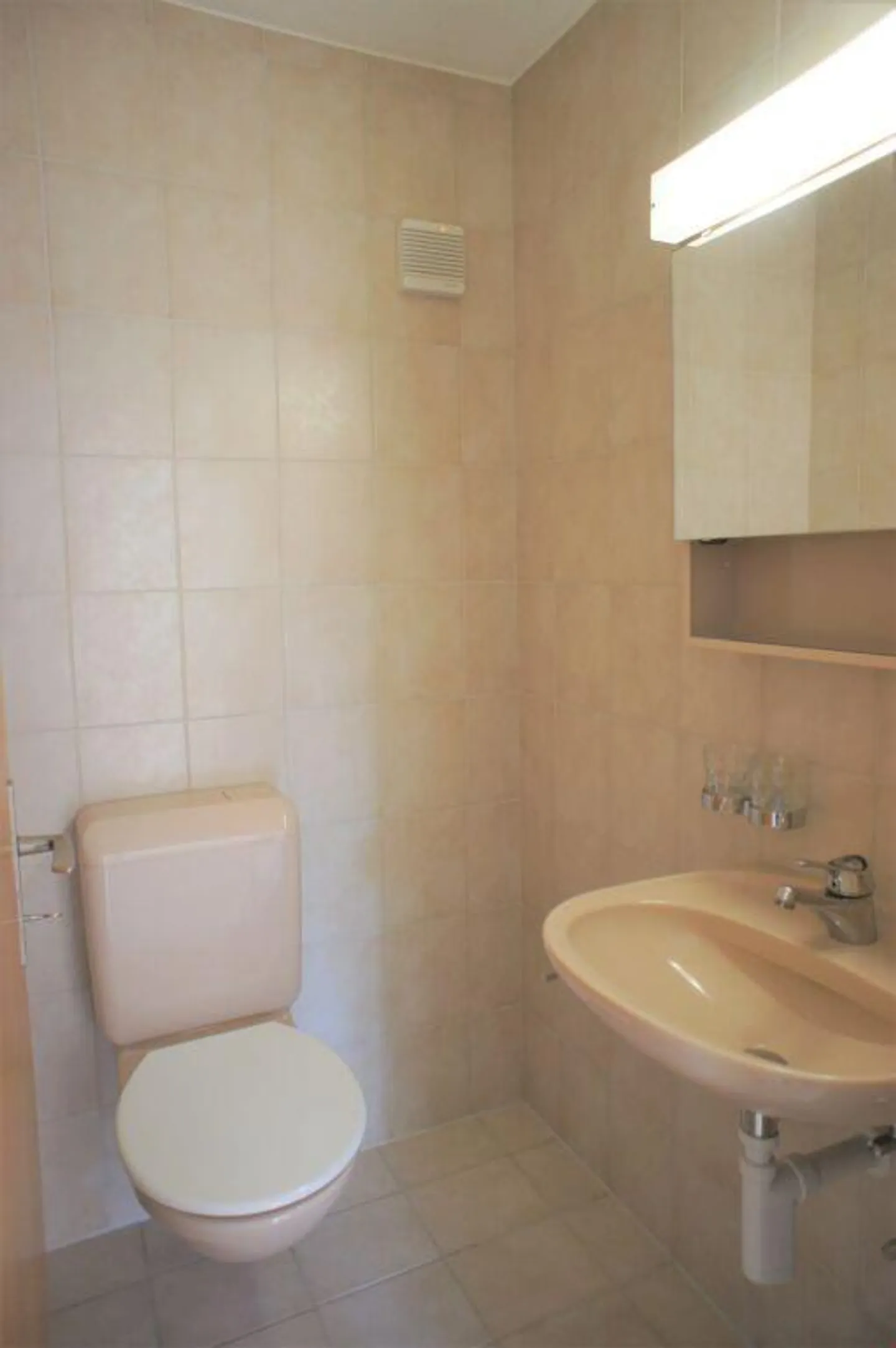 Modernes Apartment mit grünem Balkon - Foto 11 von 12