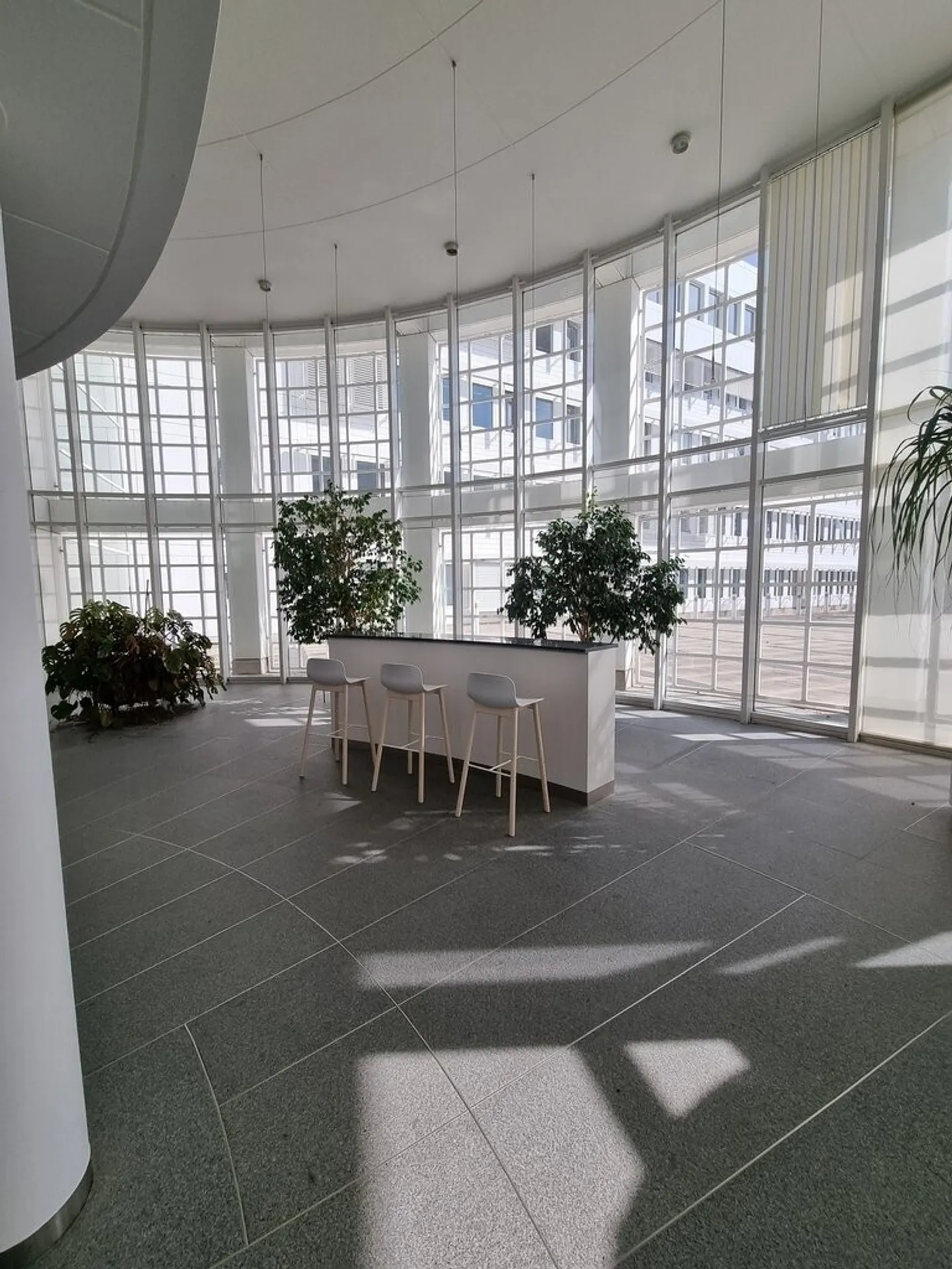 Retail spaces in the heart of a developing district - Photo 4 of 5