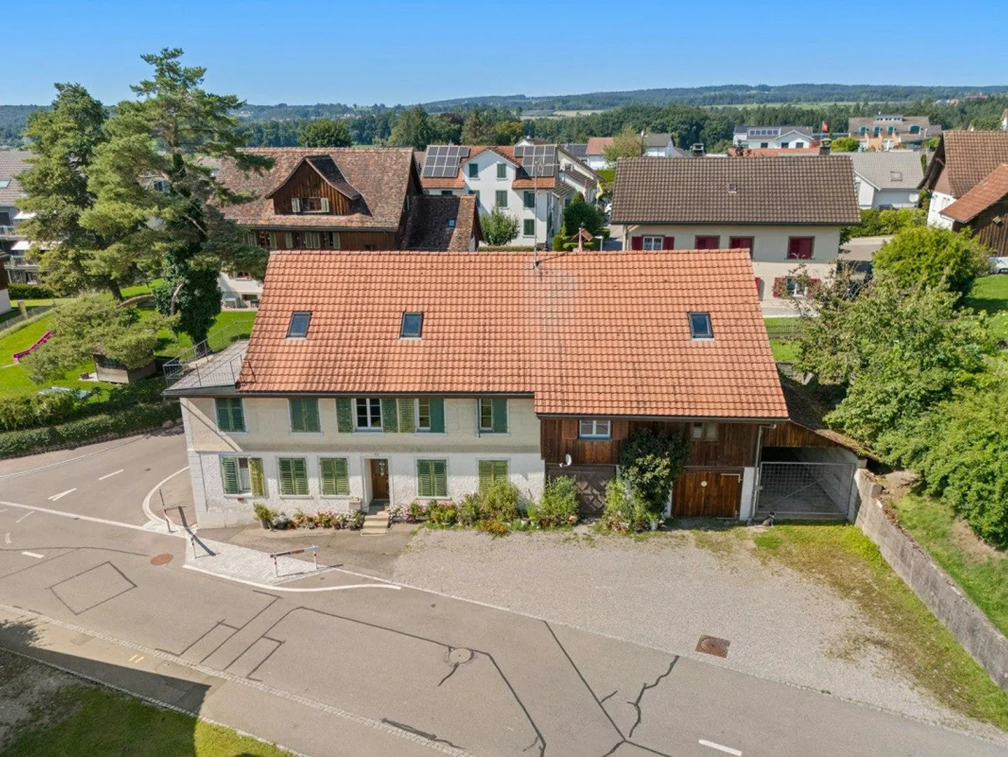 For self-users or small investors: Charming residential complex with two apartments and a large barn - Photo 2 of 6