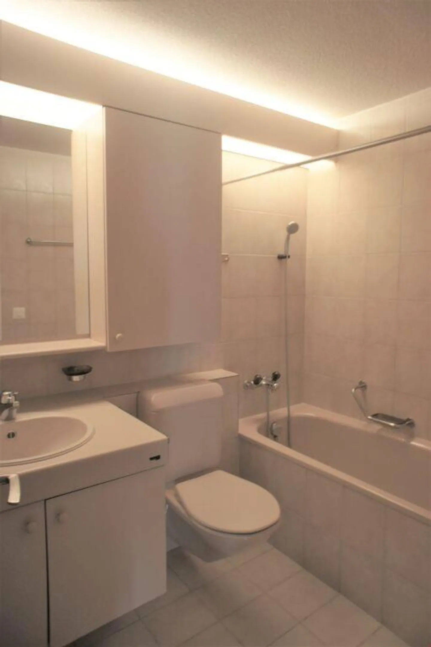 Modernes Apartment mit grünem Balkon - Foto 10 von 12