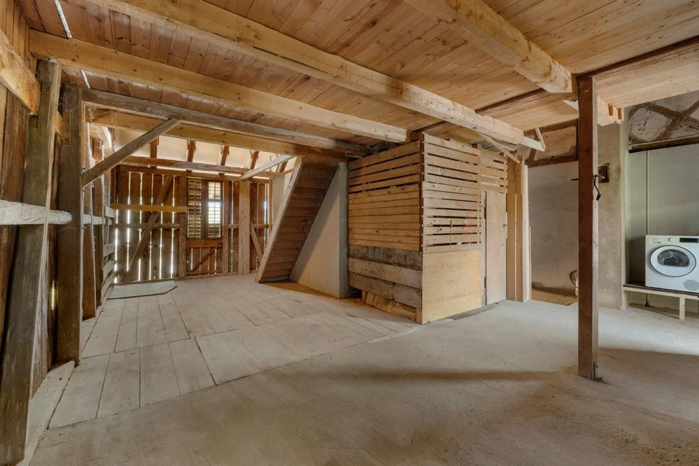 For self-users or small investors: Charming residential complex with two apartments and a large barn - Photo 3 of 6