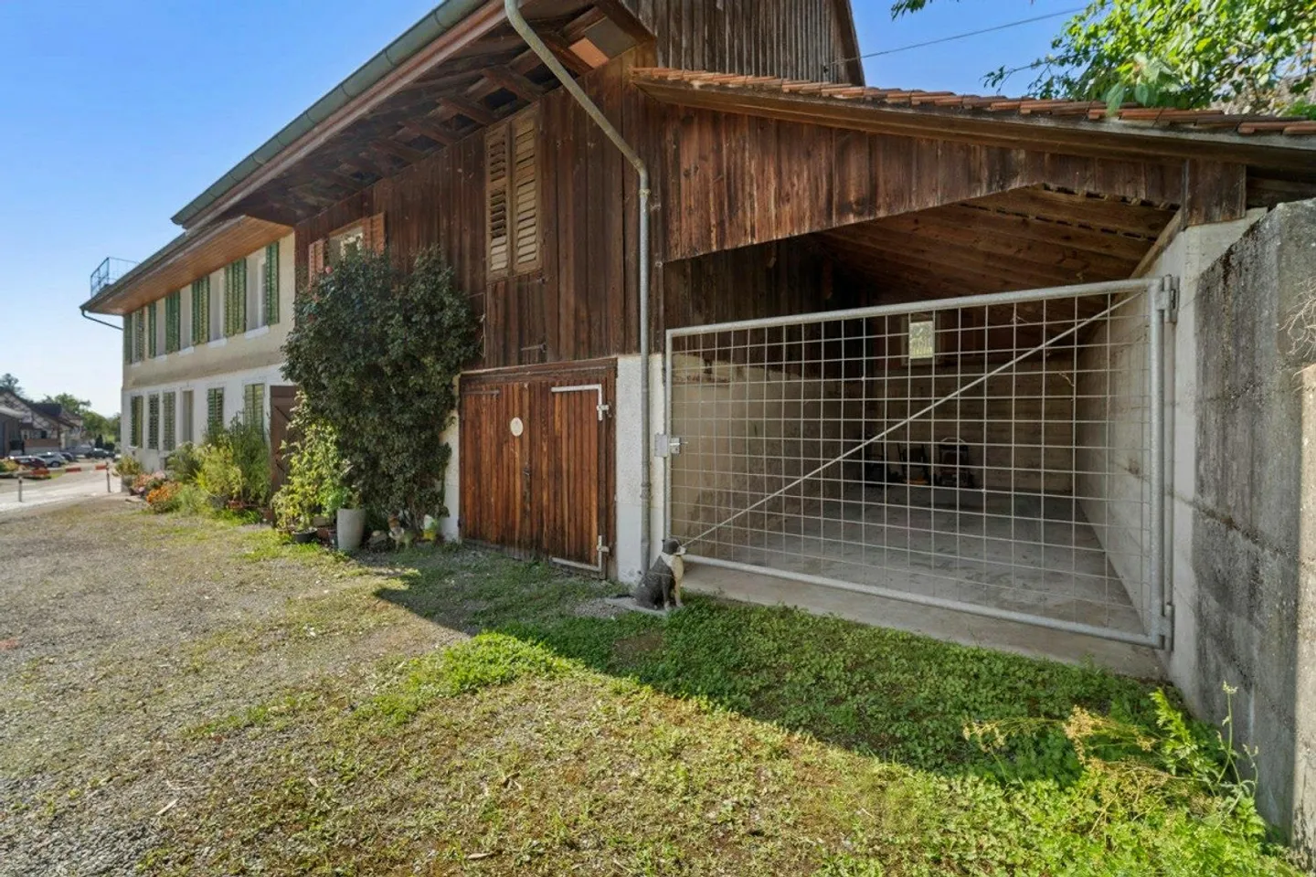 For self-users or small investors: Charming residential complex with two apartments and a large barn - Photo 5 of 6