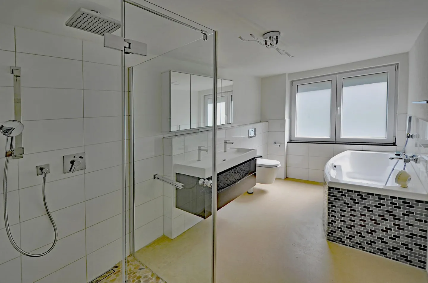 Casa unifamiliare moderna di 4,5 locali in una posizione tranquilla di Münchenstein - Foto 4 di 10