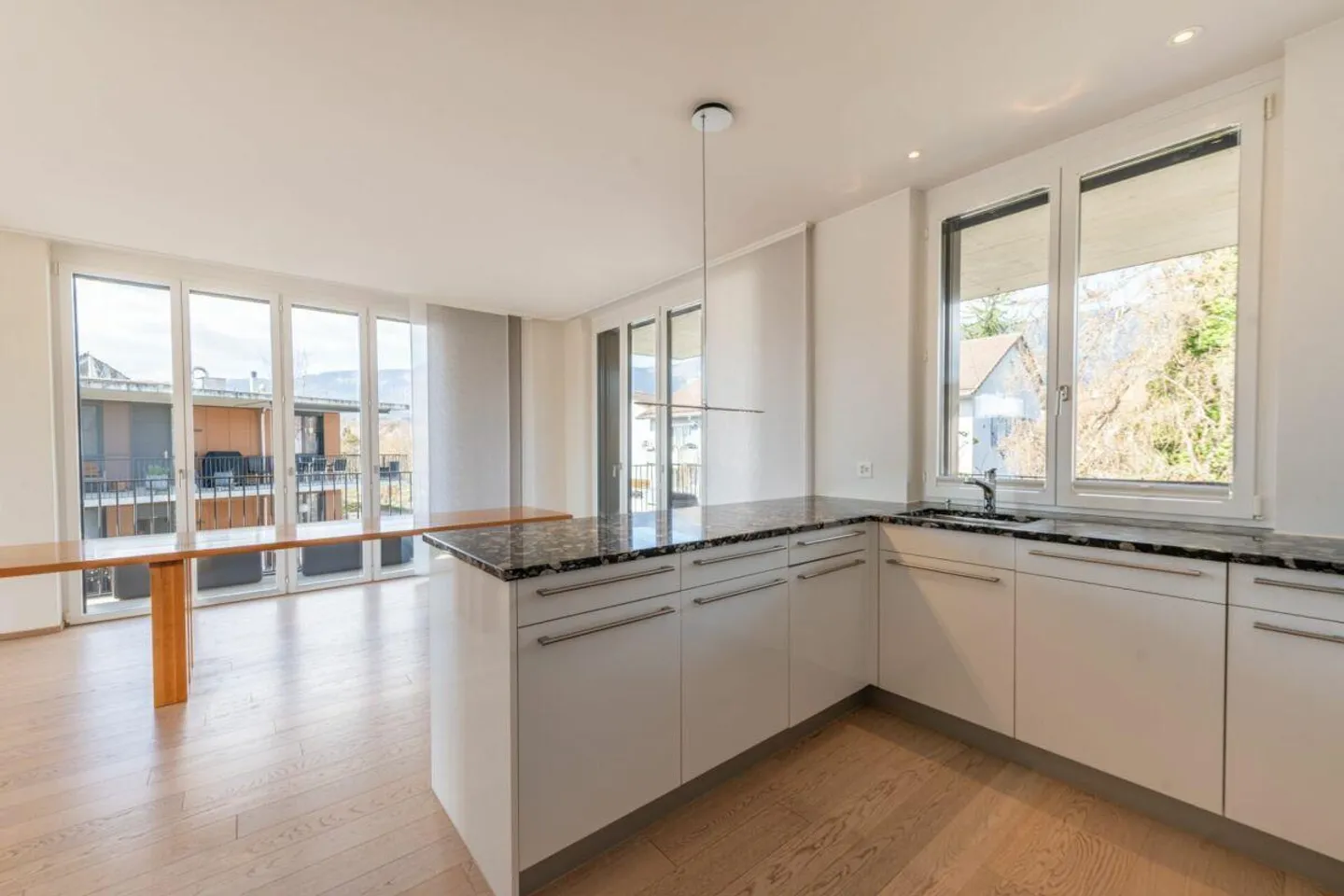 Expérience de vie exclusive : Appartement en attique avec terrasse entourante dans un emplacement recherché - Photo 4 sur 30