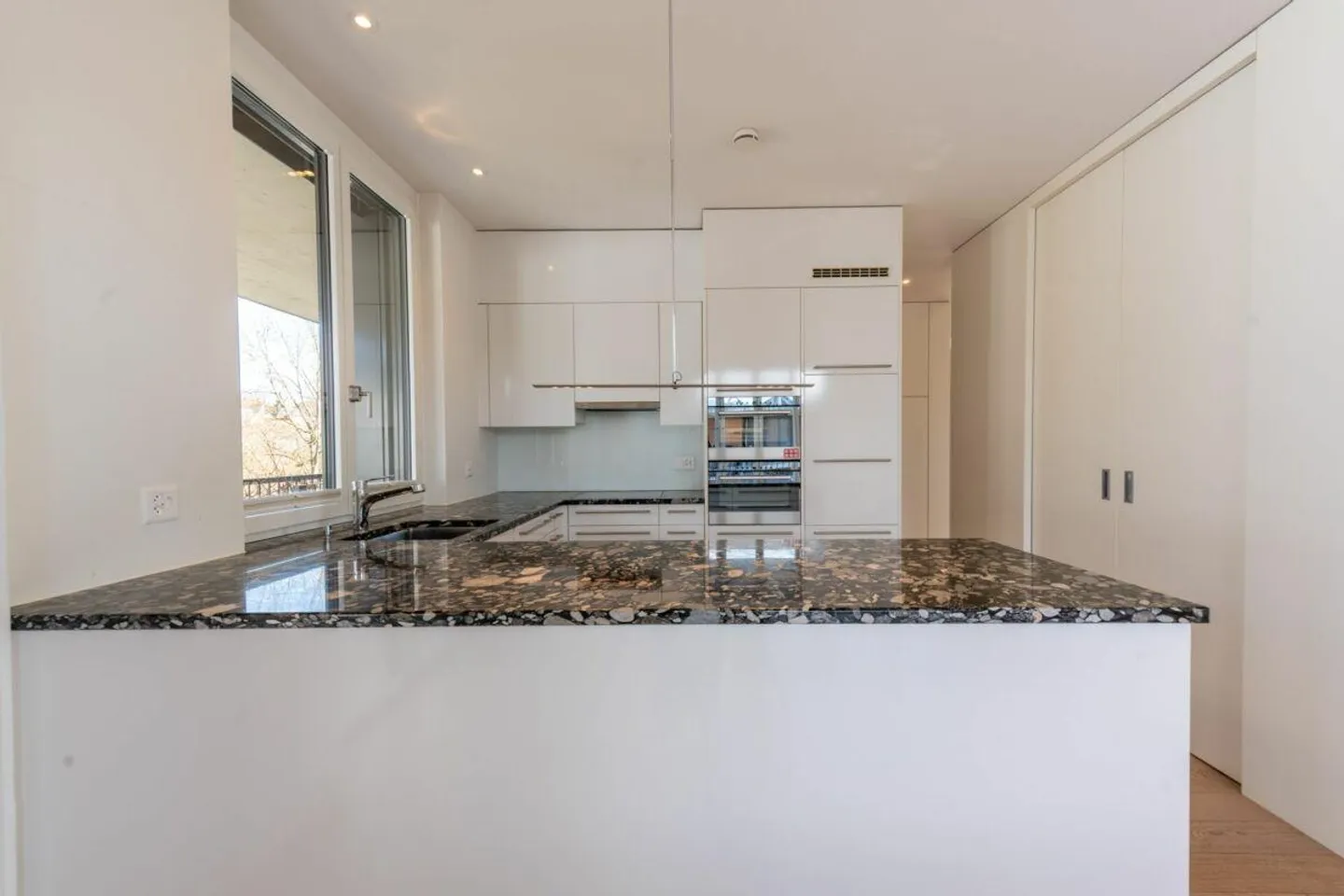 Expérience de vie exclusive : Appartement en attique avec terrasse entourante dans un emplacement recherché - Photo 5 sur 30