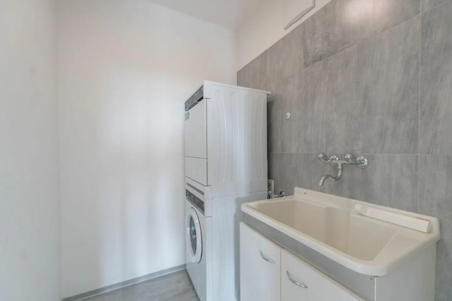 Expérience de vie exclusive : Appartement en attique avec terrasse entourante dans un emplacement recherché - Photo 19 sur 30