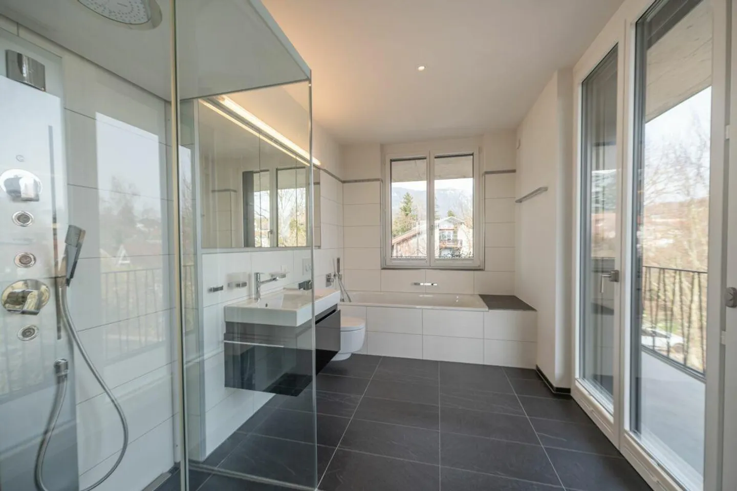 Expérience de vie exclusive : Appartement en attique avec terrasse entourante dans un emplacement recherché - Photo 12 sur 30