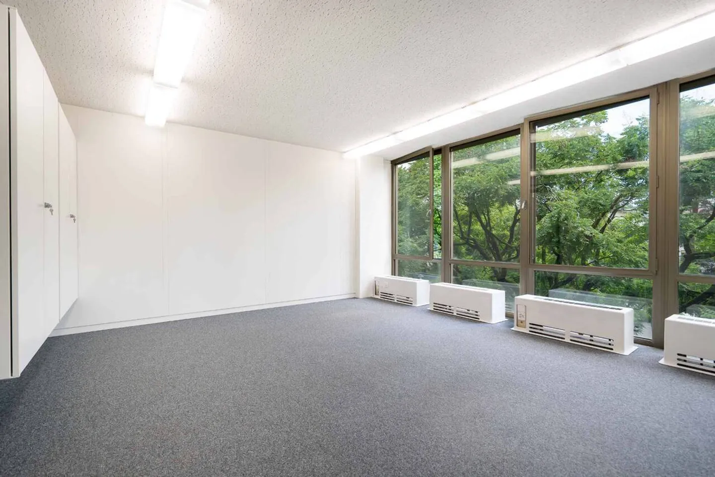 Office spaces from 24 m2 to 32 m2 with shared cafeteria and conference room - Photo 6 of 9
