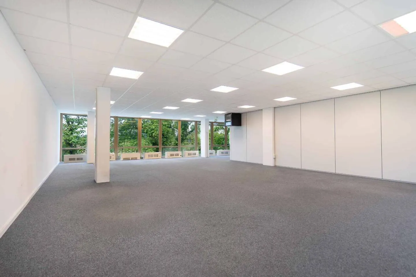 Office spaces from 24 m2 to 32 m2 with shared cafeteria and conference room - Photo 7 of 9