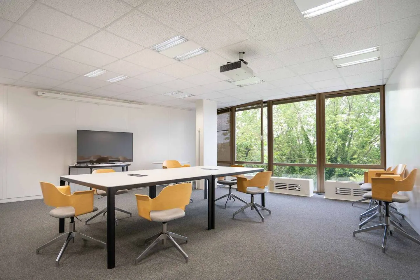 Office spaces from 24 m2 to 32 m2 with shared cafeteria and conference room - Photo 8 of 9