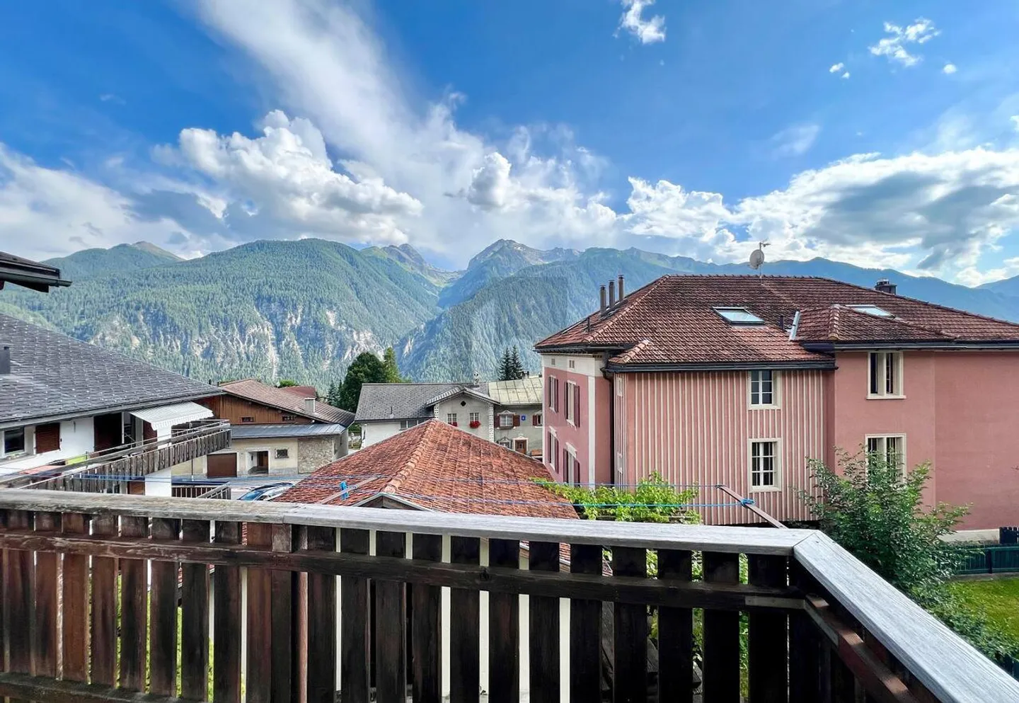 OFFERTE! CENTRALE NEL VILLAGGIO CON GRANDE STALLA - Foto 2 di 4