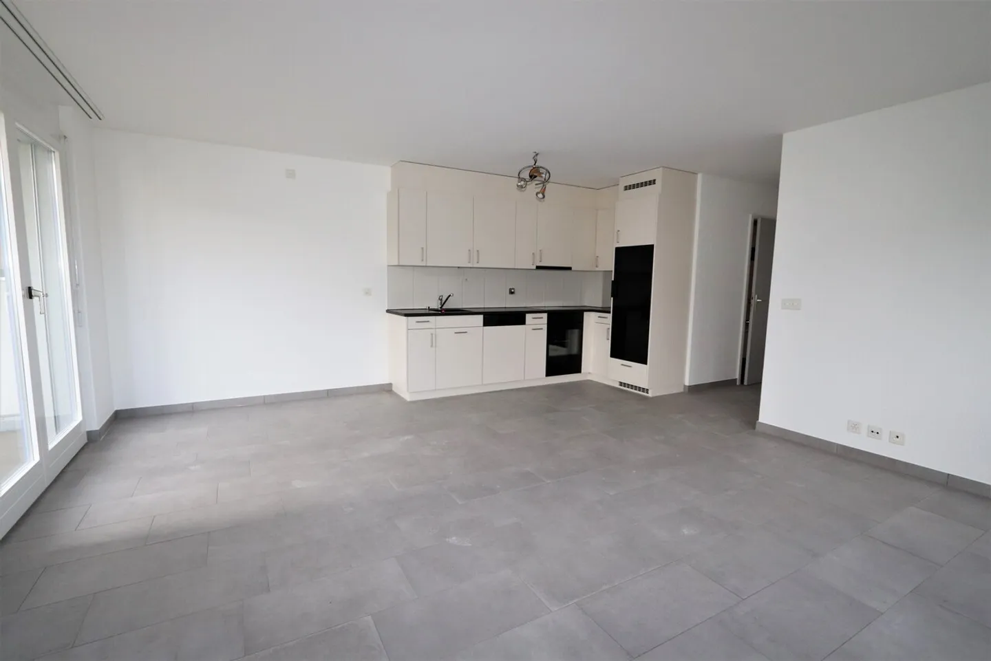 Bright 3.5-room apartment with balcony in Domdidier – Available from 01.02.2026 - Photo 2 of 10