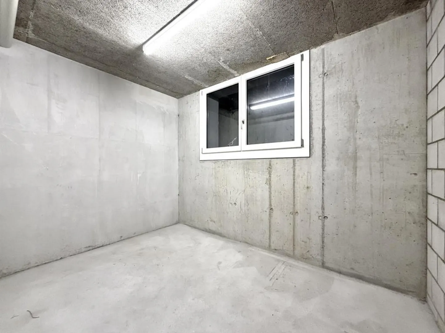 Practical storage room in a central location in Binningen - Photo 2 of 3