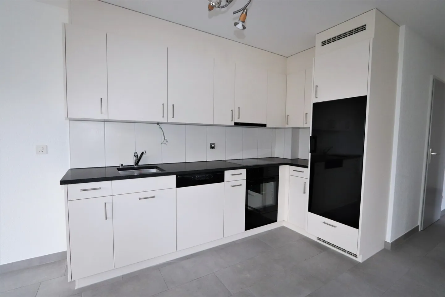 Bright 3.5-room apartment with balcony in Domdidier – Available from 01.02.2026 - Photo 3 of 10