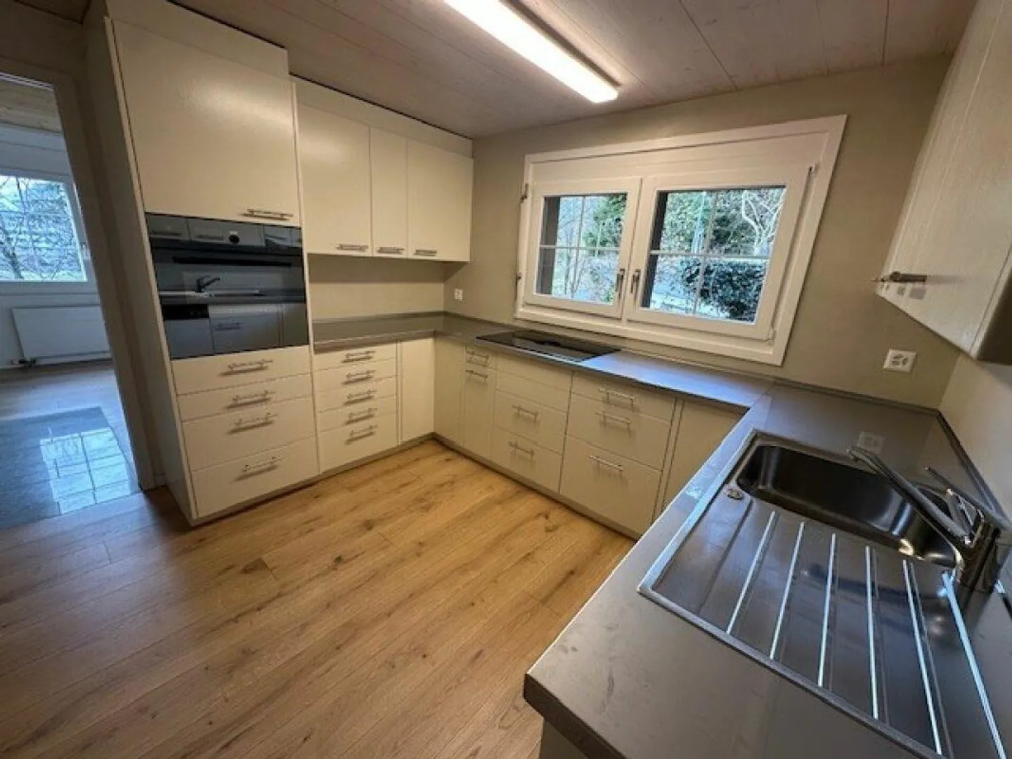 Ampia casa unifamiliare con giardino paradisiaco, sauna e laghetto - Foto 5 di 30