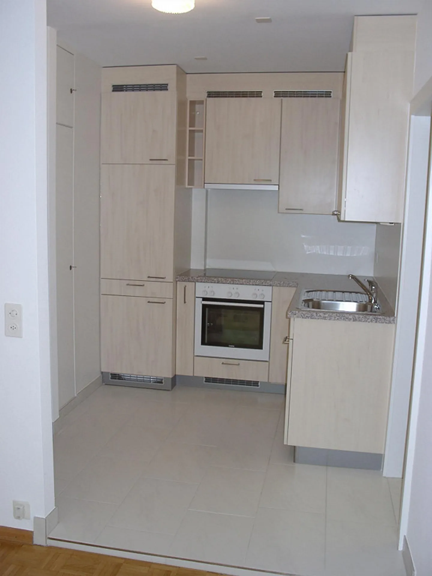 Appartamento monolocale a Kleinbasel, direttamente sul Reno, 3° piano, balcone, ascensore - Foto 3 di 5