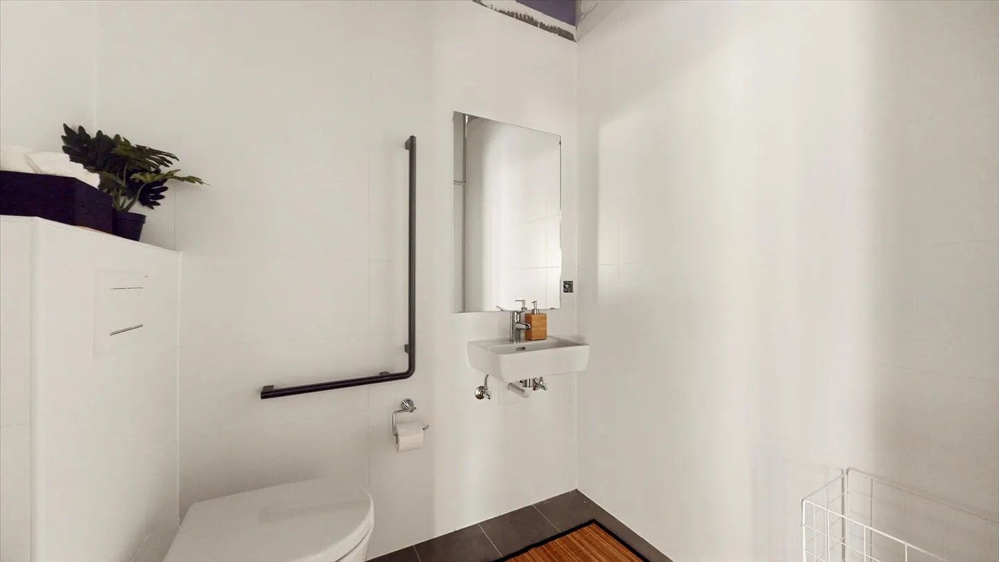 Commercial space with windows - Photo 4 of 7