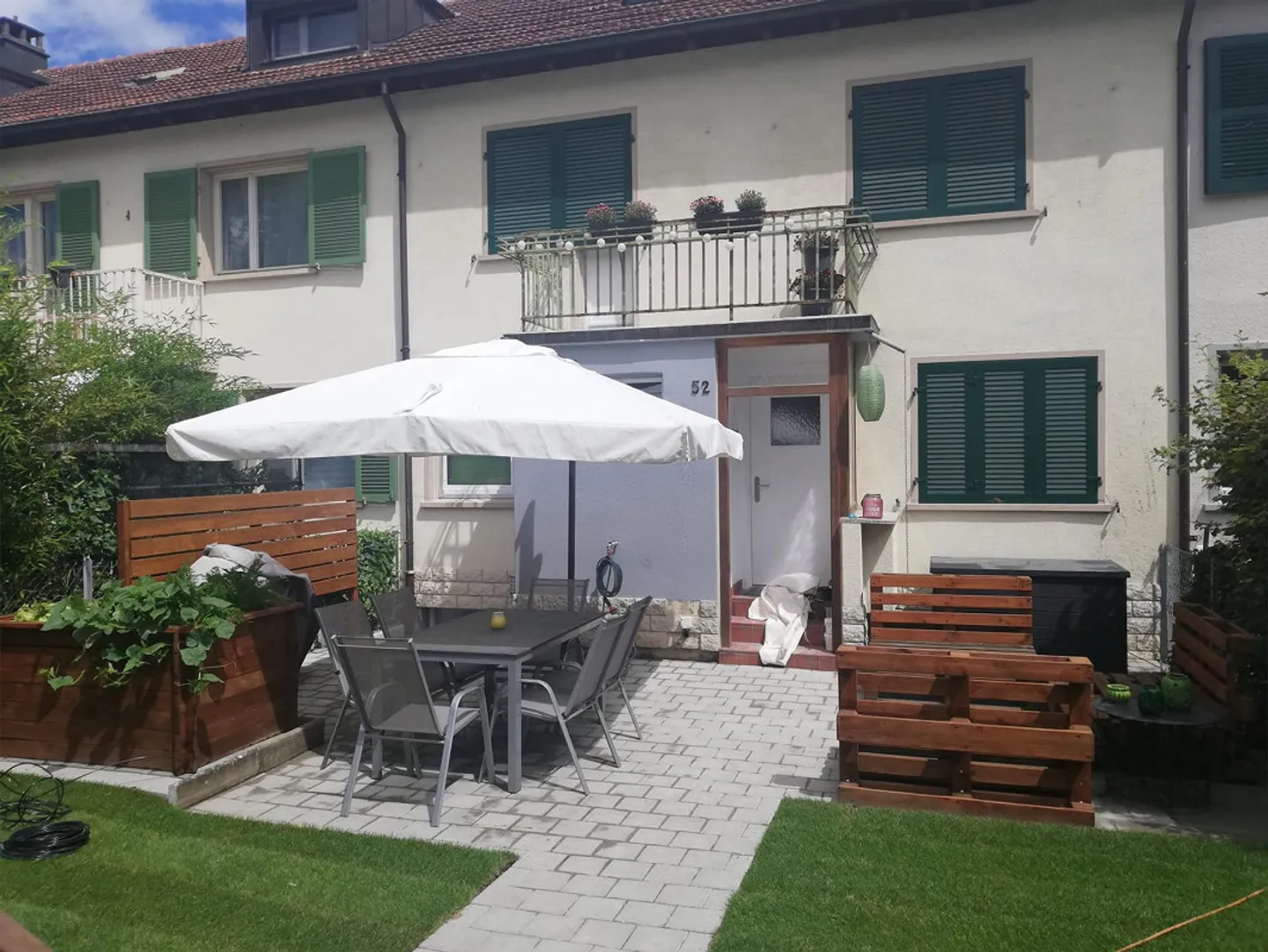 Affascinante casa a schiera di 5 stanze con giardino, carport e casetta da giardino - Foto 1 di 8
