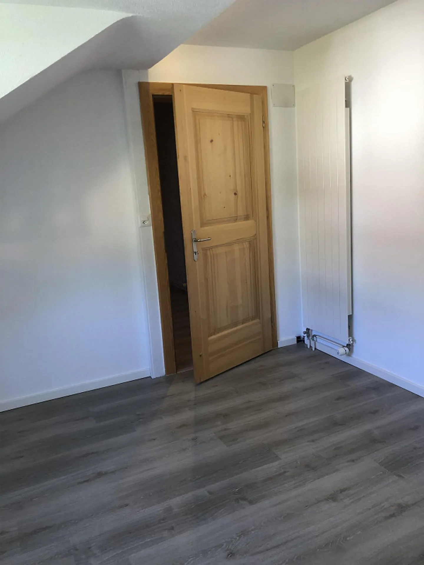 Affascinante casa a schiera di 5 stanze con giardino, carport e casetta da giardino - Foto 7 di 8