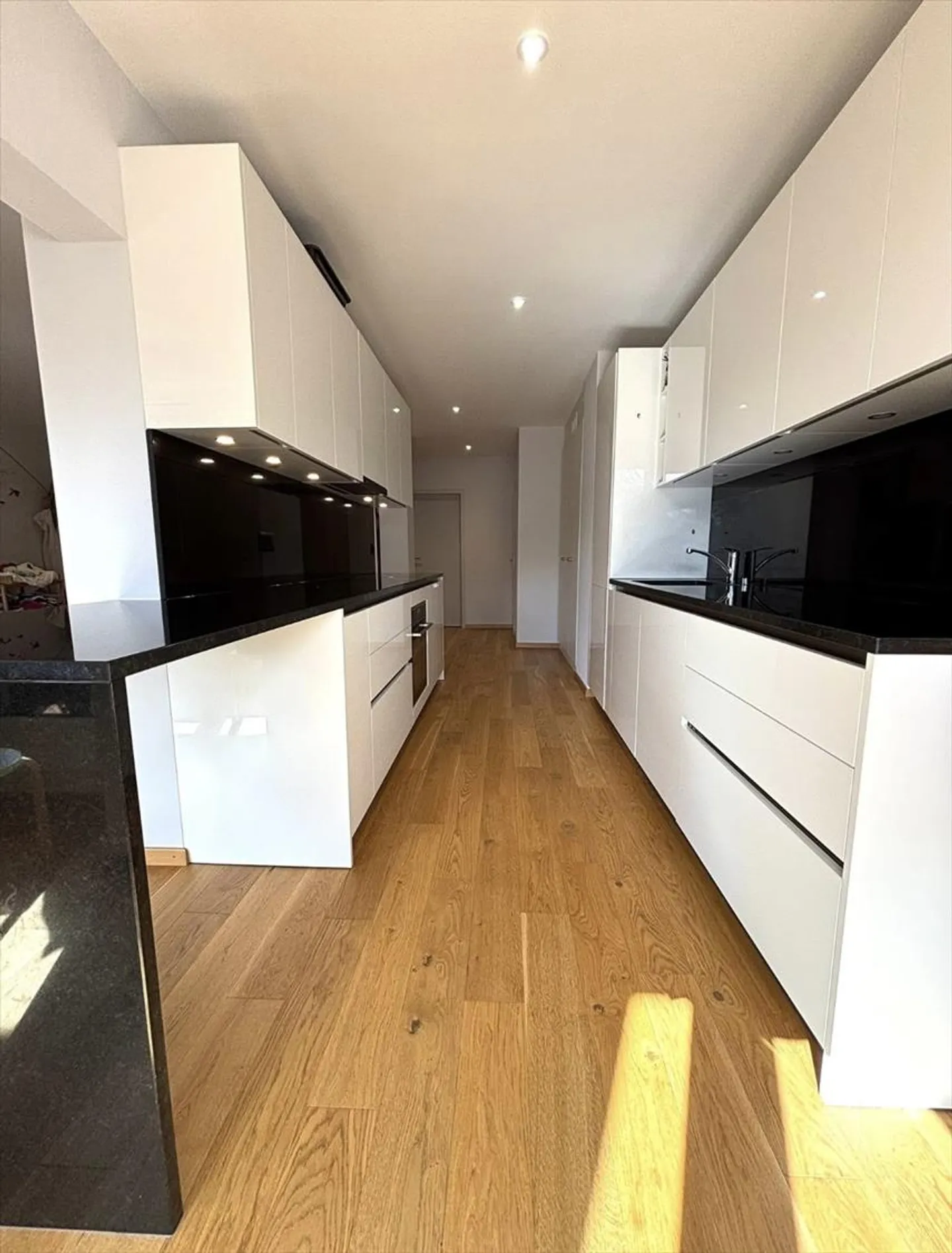 Magnificent 5-room apartment with balcony and master suite - Photo 2 of 9