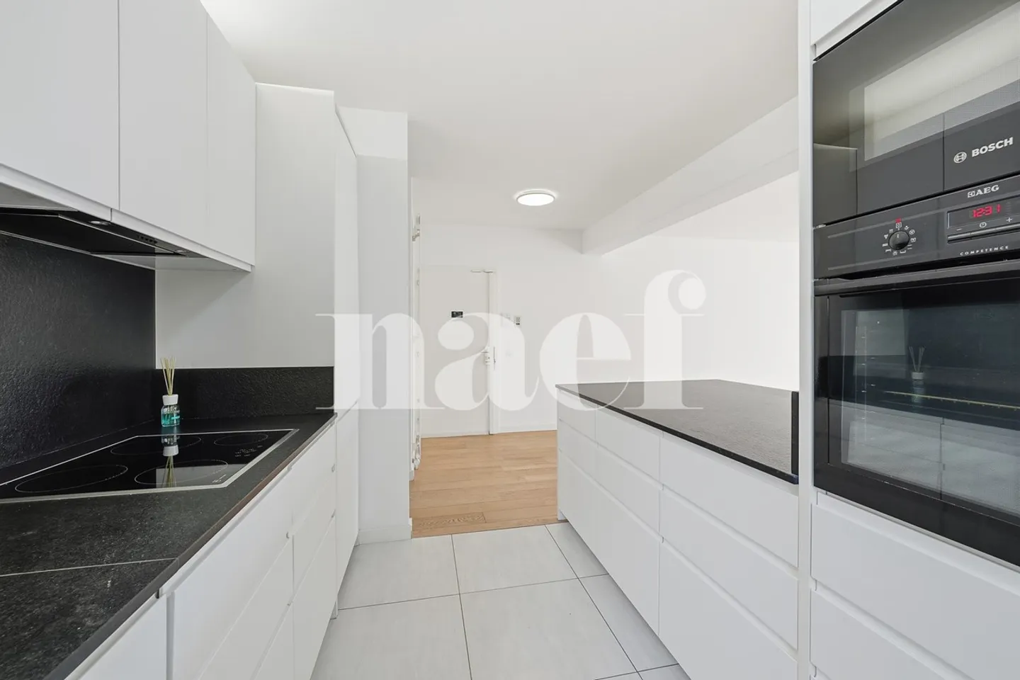 Spacious and Bright Apartment in Champel - Photo 3 of 12