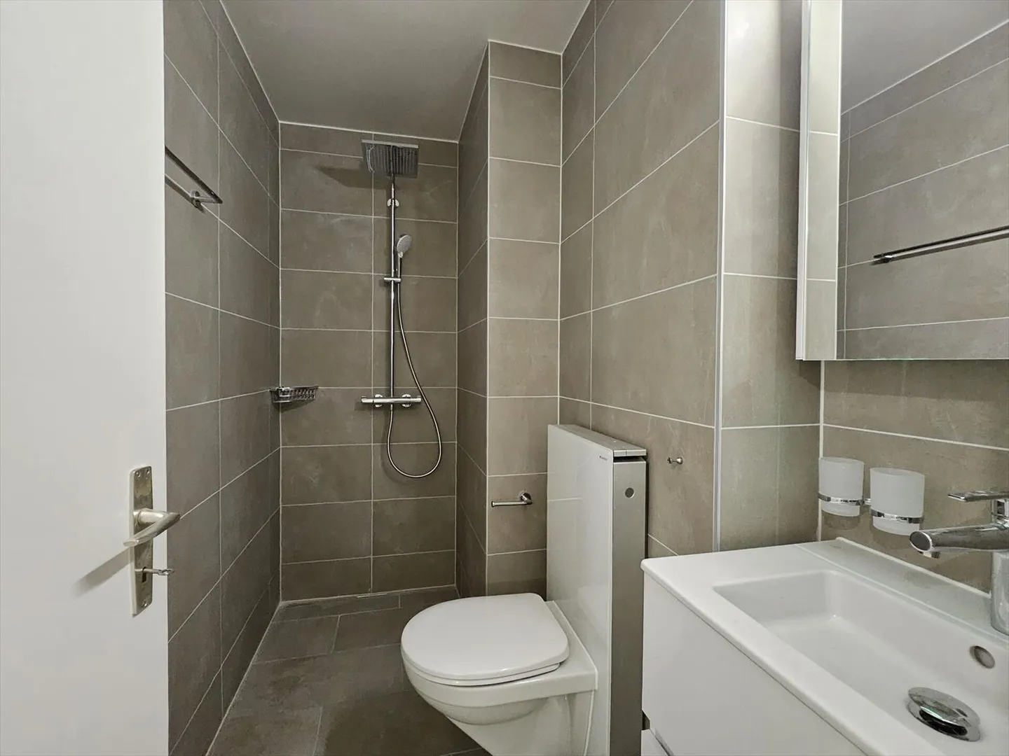 Renovated! 5-room apartment on the 2nd floor - Photo 4 of 11