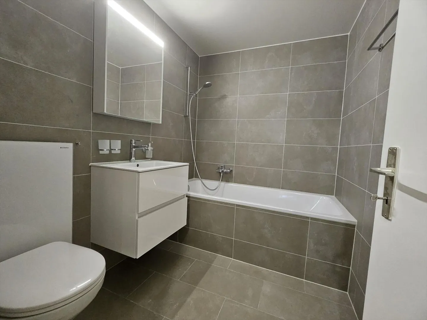 Renovated! 5-room apartment on the 2nd floor - Photo 7 of 11