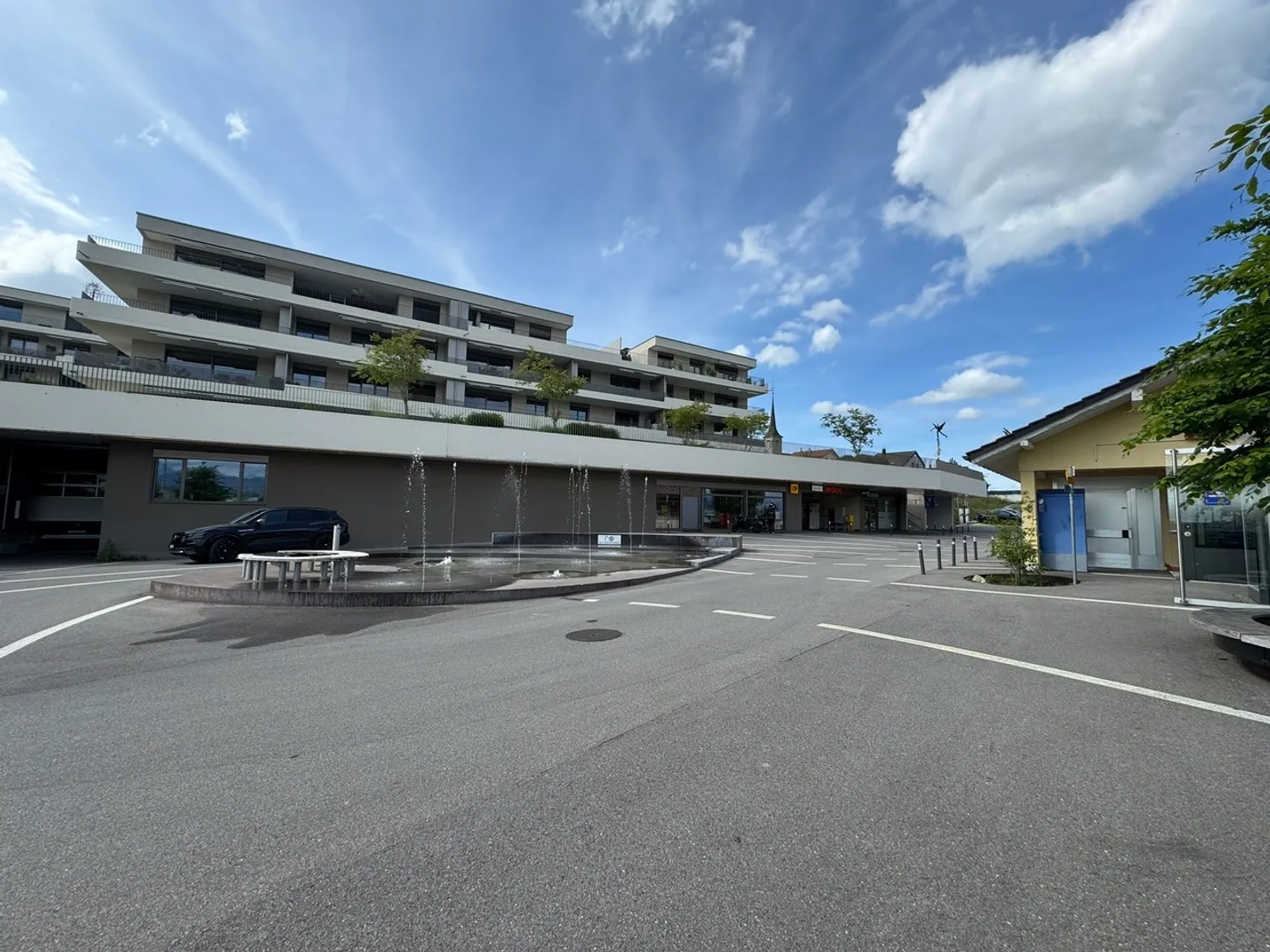 Covered motorcycle parking - Photo 2 of 4