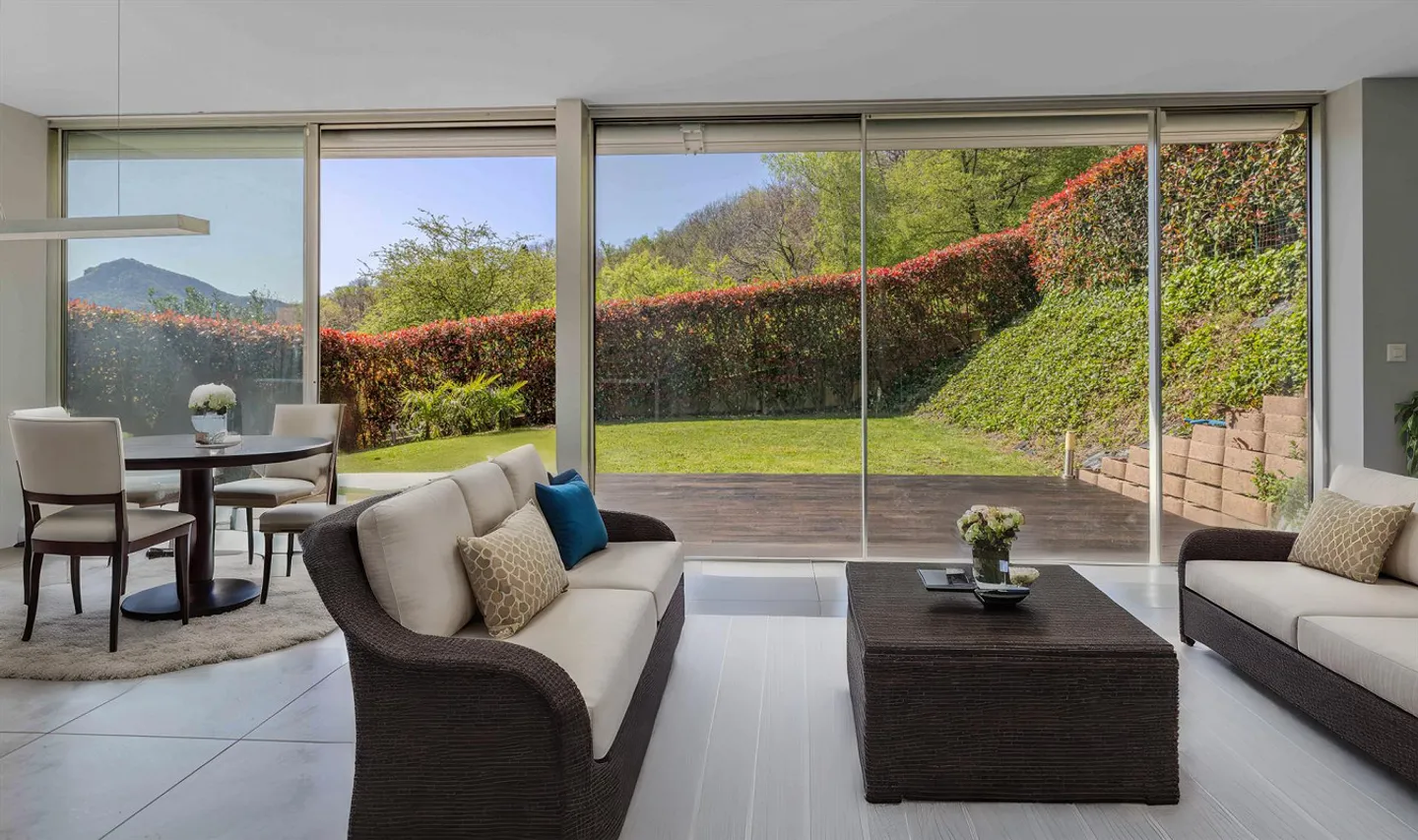 Maison exclusive et spacieuse de 4,5 pièces avec jardin privé à Carona - Photo 2 sur 11