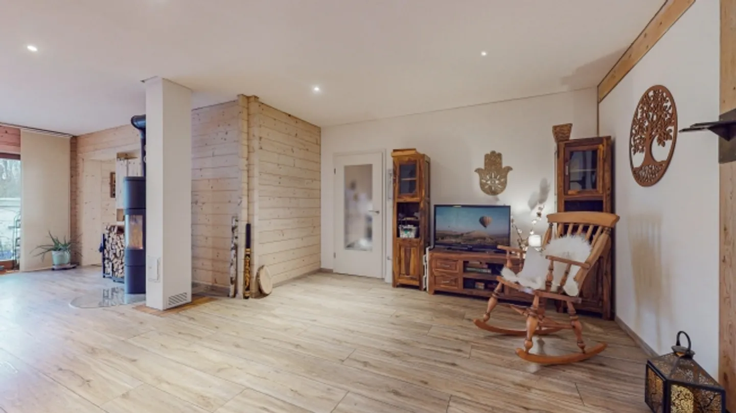 SENSATION DE CHALET MODERNE AU COEUR DE STÜSSLINGEN - Photo 3 sur 8