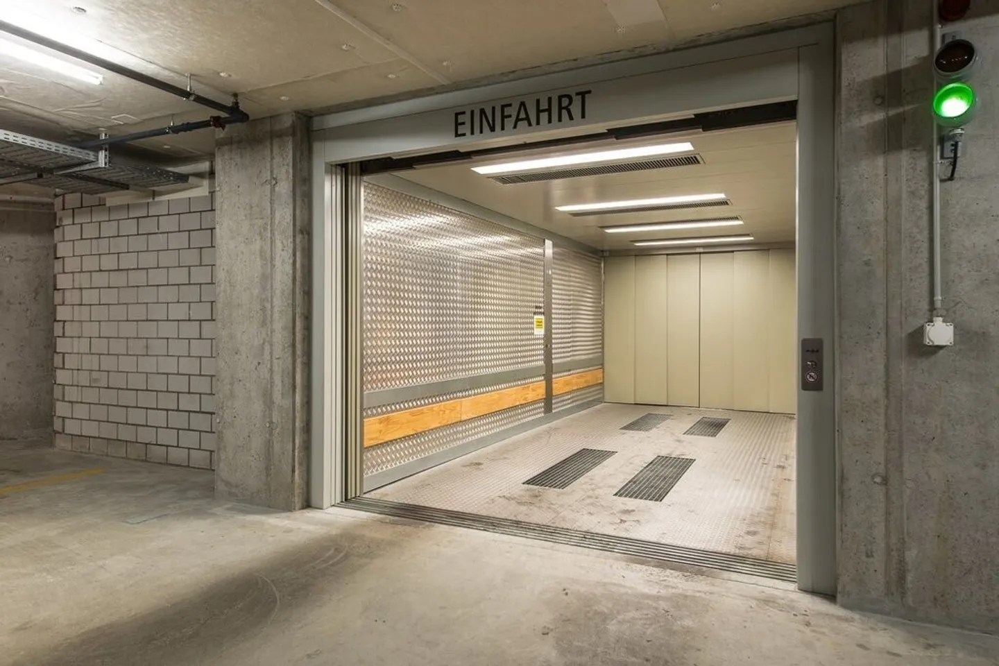 Single parking spaces for rent in the center of Oerlikon! - Photo 1 of 4