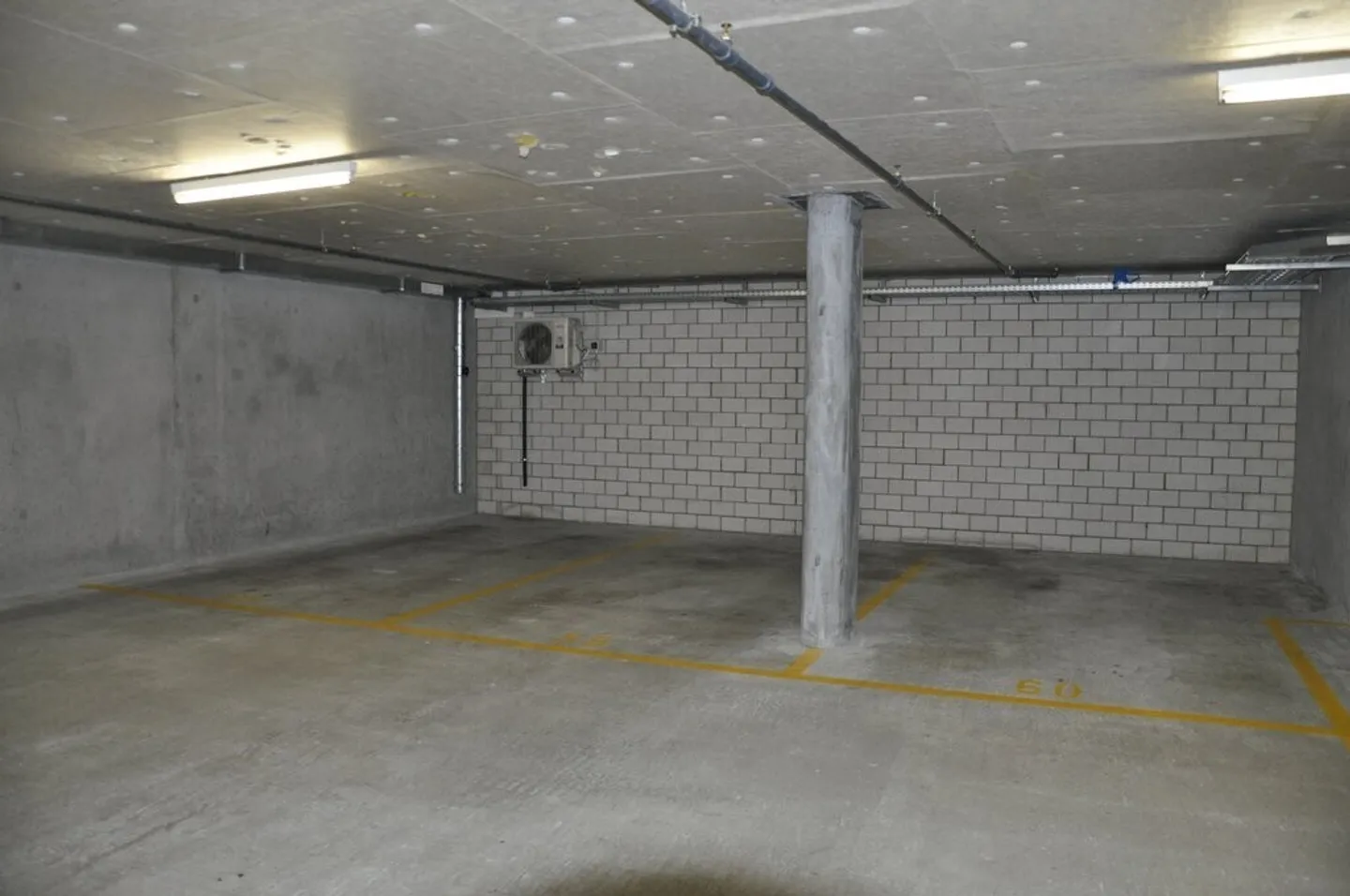 Single parking spaces for rent in the center of Oerlikon! - Photo 2 of 4
