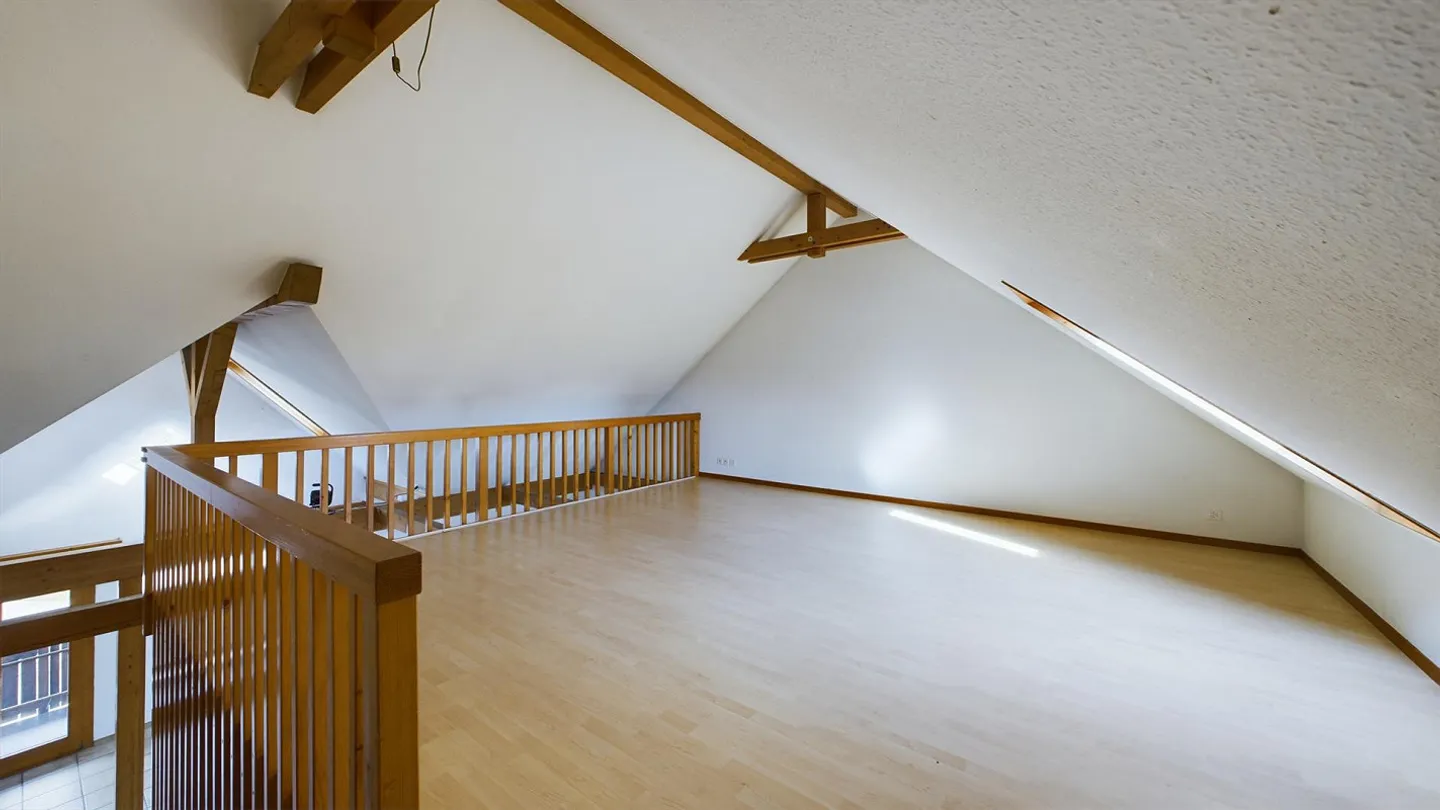 Ampio attico di 4½ locali con galleria + due balconi - Foto 8 di 9