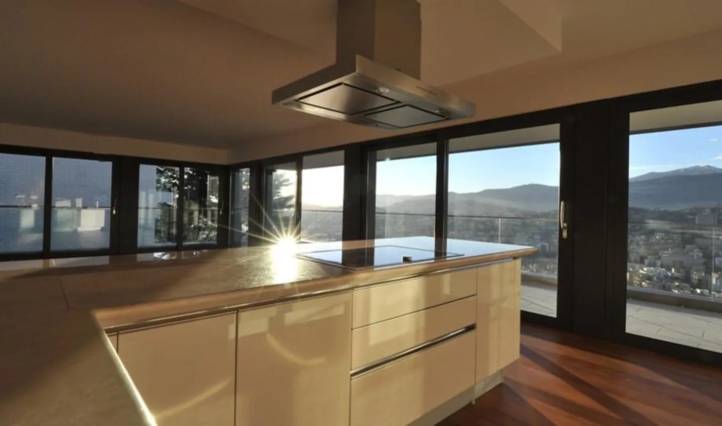 Atemberaubende Penthouse mit Dachterrasse Albonago - Foto 1 von 15