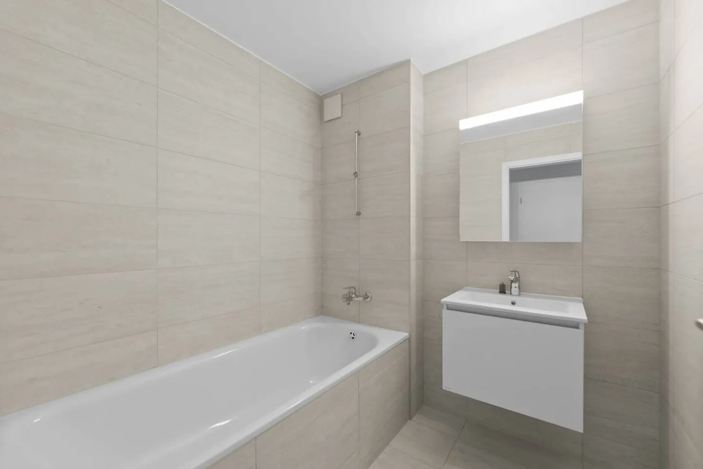 Schöne 3,5-Zimmer-Wohnung im 3. Stock mit überdachten Balkonen, Ost-Ausrichtung - Foto 6 von 7