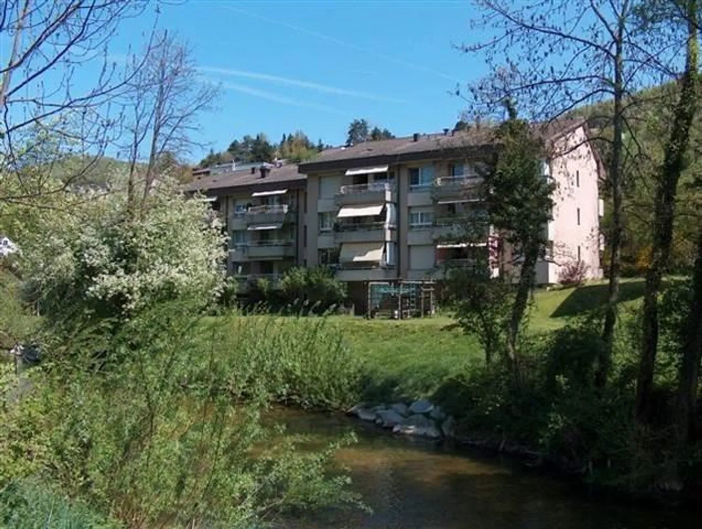 Ampio appartamento di 4,5 stanze all'Ergolz con balcone soleggiato sulla verdeggiante - Foto 1 di 12