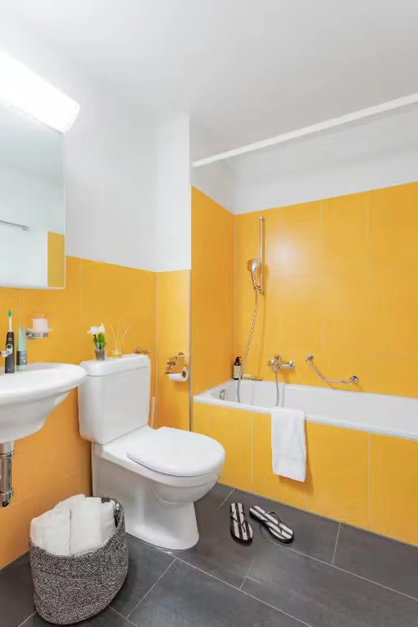 Charming Apartment in Zürich - Photo 2 of 8