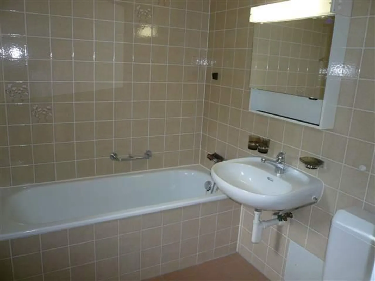 Ampio appartamento di 4,5 stanze all'Ergolz con balcone soleggiato sulla verdeggiante - Foto 4 di 12