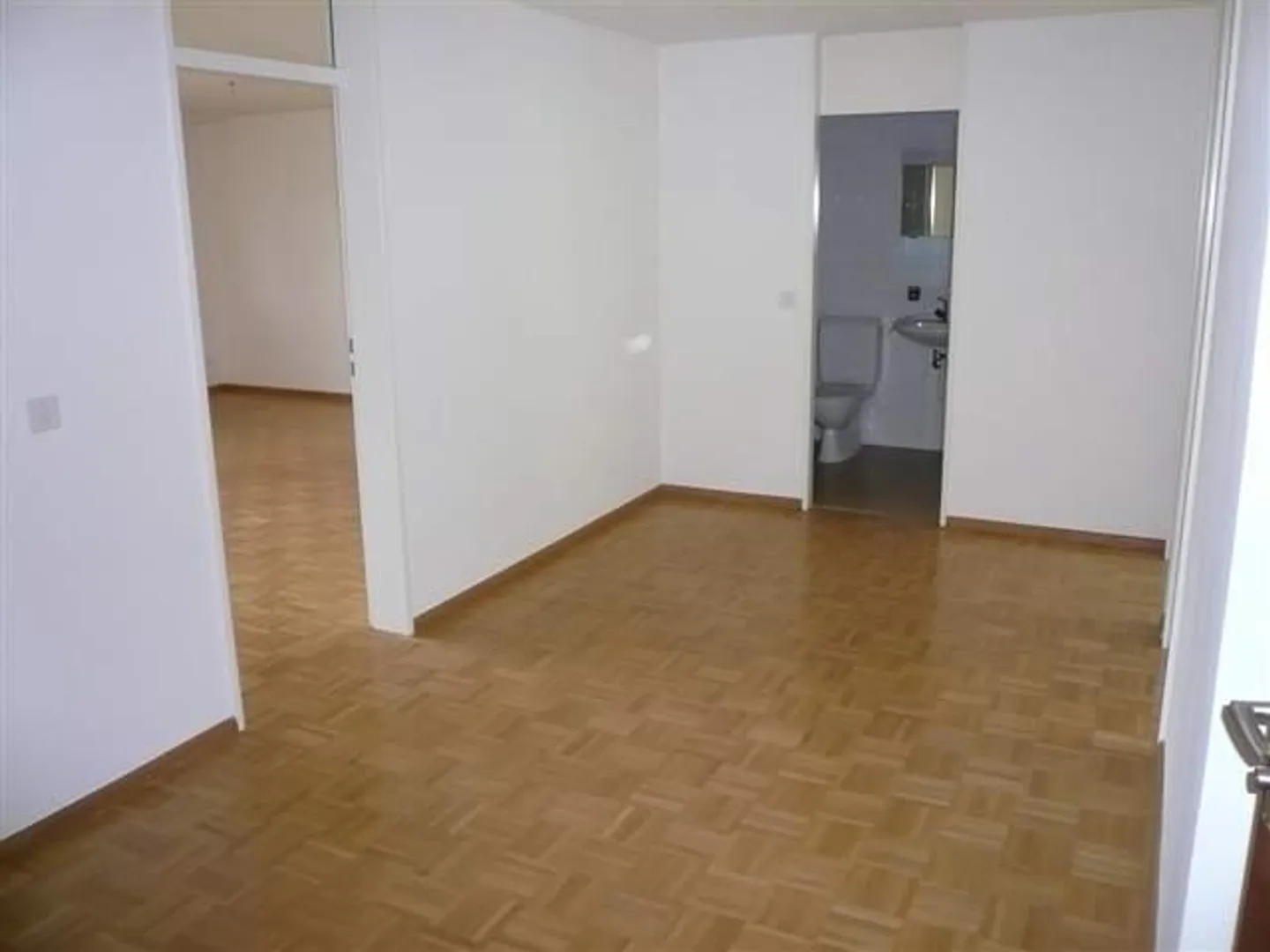 Ampio appartamento di 4,5 stanze all'Ergolz con balcone soleggiato sulla verdeggiante - Foto 5 di 12