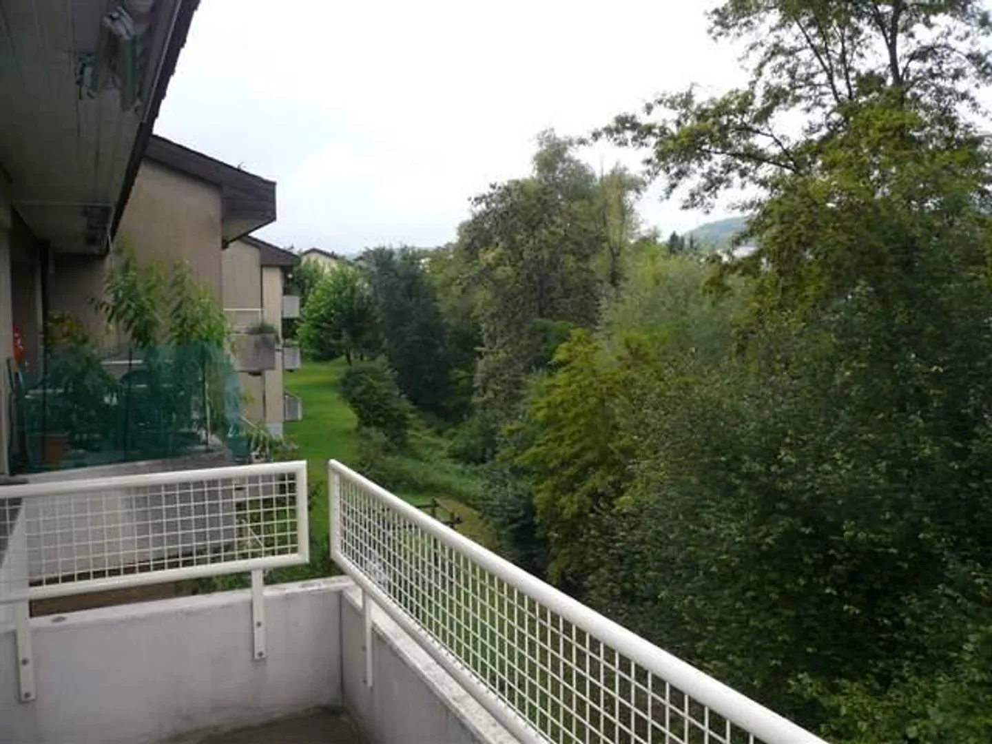 Ampio appartamento di 4,5 stanze all'Ergolz con balcone soleggiato sulla verdeggiante - Foto 7 di 12