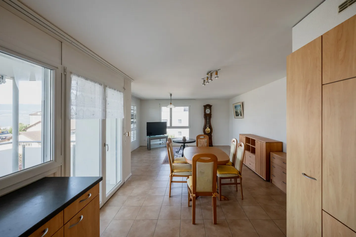 OPPORTUNITY TO GRAB IN THE HEART OF ESTAVAYER: Bright 4.5-room apartment - Photo 3 of 14