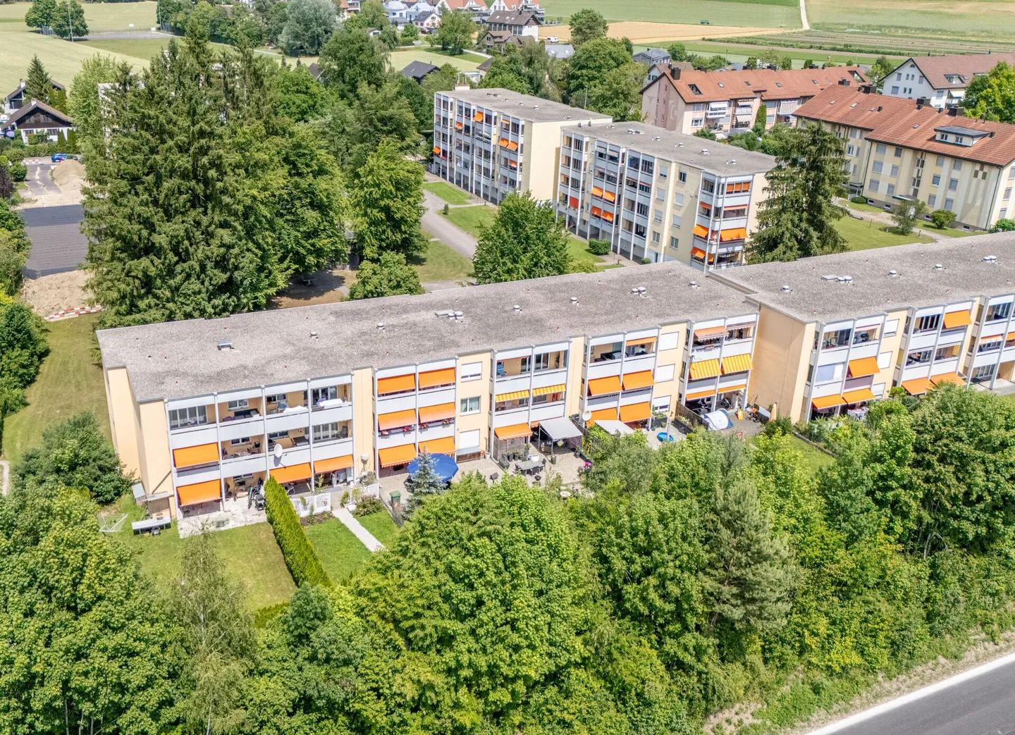 Appartement confortable de 3,5 pièces avec balcon et deux places de parking souterrain - Photo 2 sur 17
