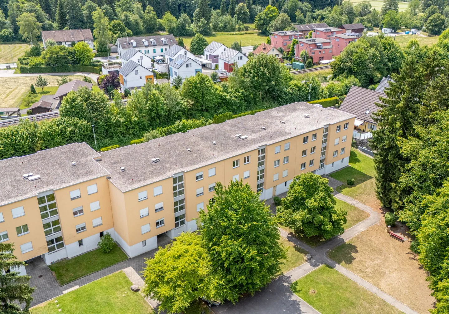 Appartement confortable de 3,5 pièces avec balcon et deux places de parking souterrain - Photo 1 sur 17