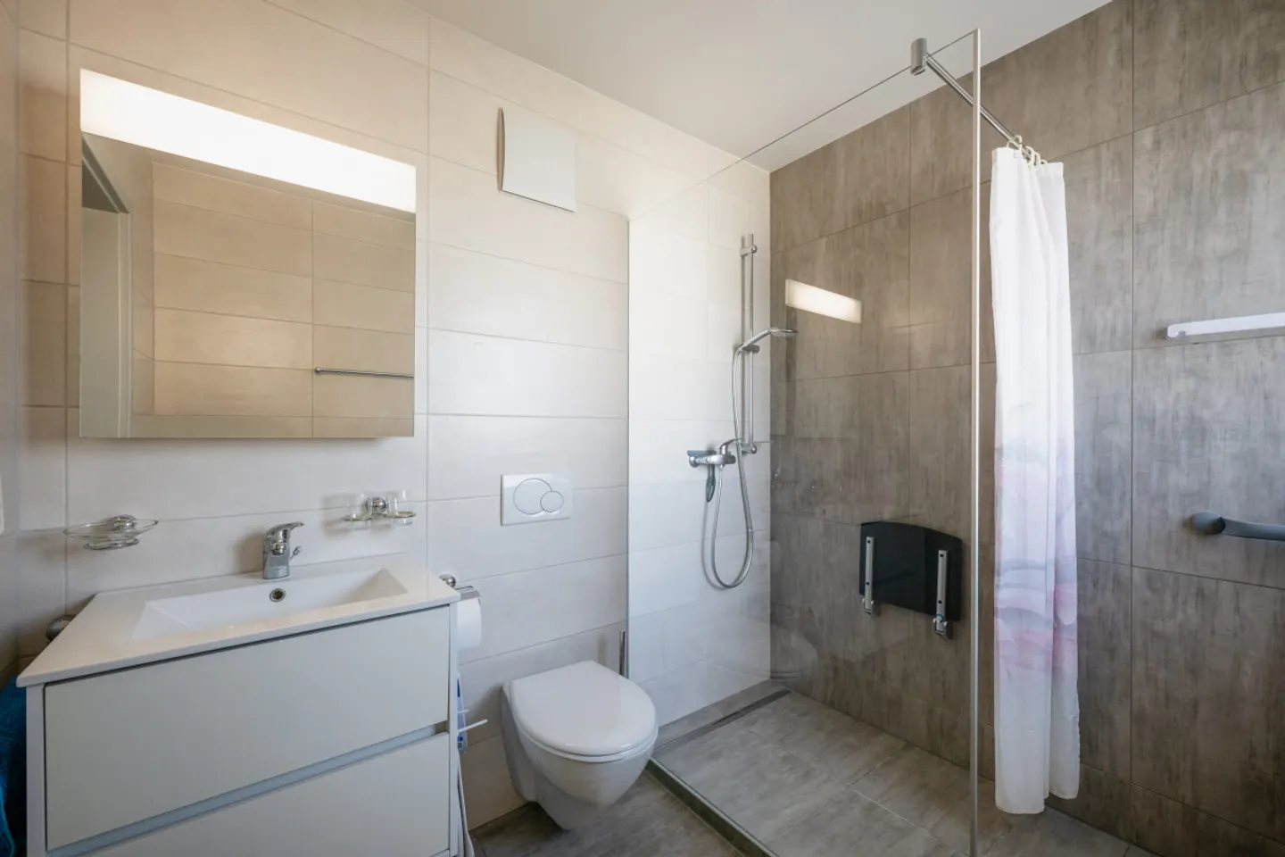 OPPORTUNITY TO GRAB IN THE HEART OF ESTAVAYER: Bright 4.5-room apartment - Photo 7 of 14