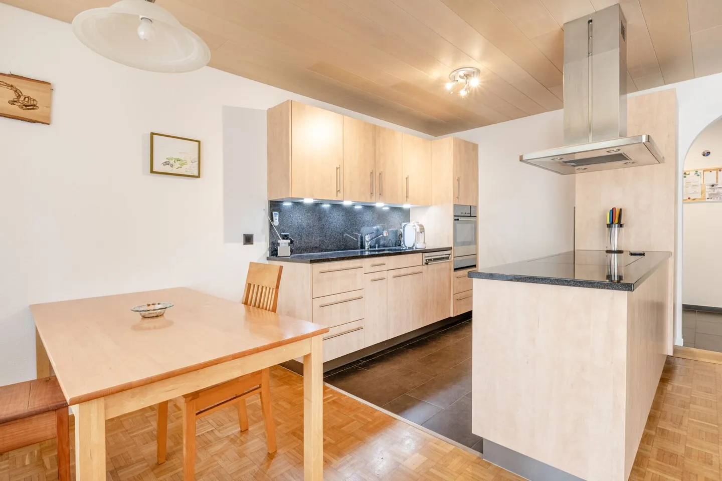 Appartement confortable de 3,5 pièces avec balcon et deux places de parking souterrain - Photo 4 sur 17
