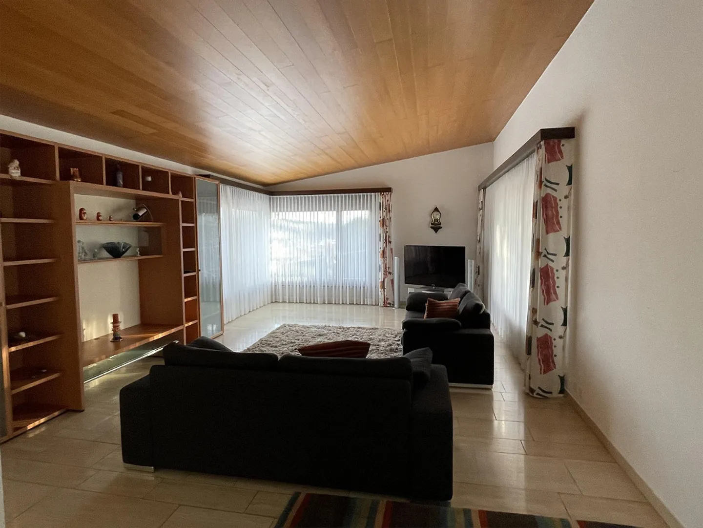 Geräumiges Einfamilienhaus mit Pool - Foto 2 von 11